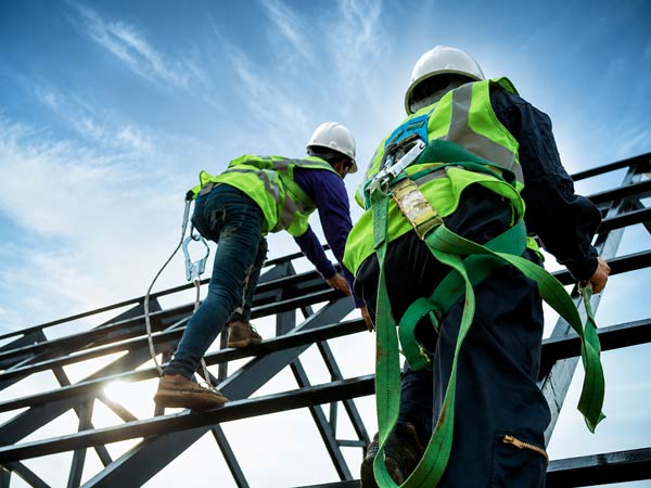 Seguridad en altura: normativa, EPIs y buenas prácticas