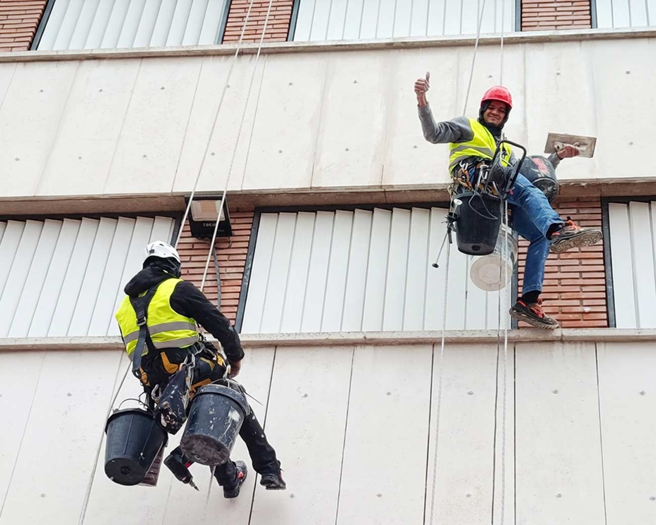 Fijación de placas de fachada en Madrid