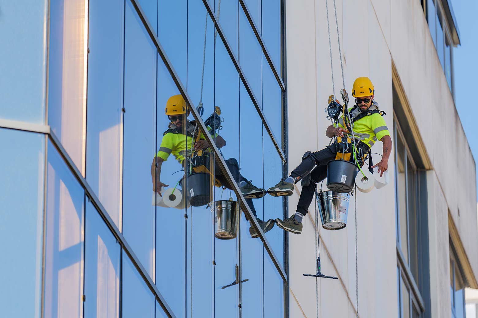 Limpieza de fachada acristalada en Calle Alcalá