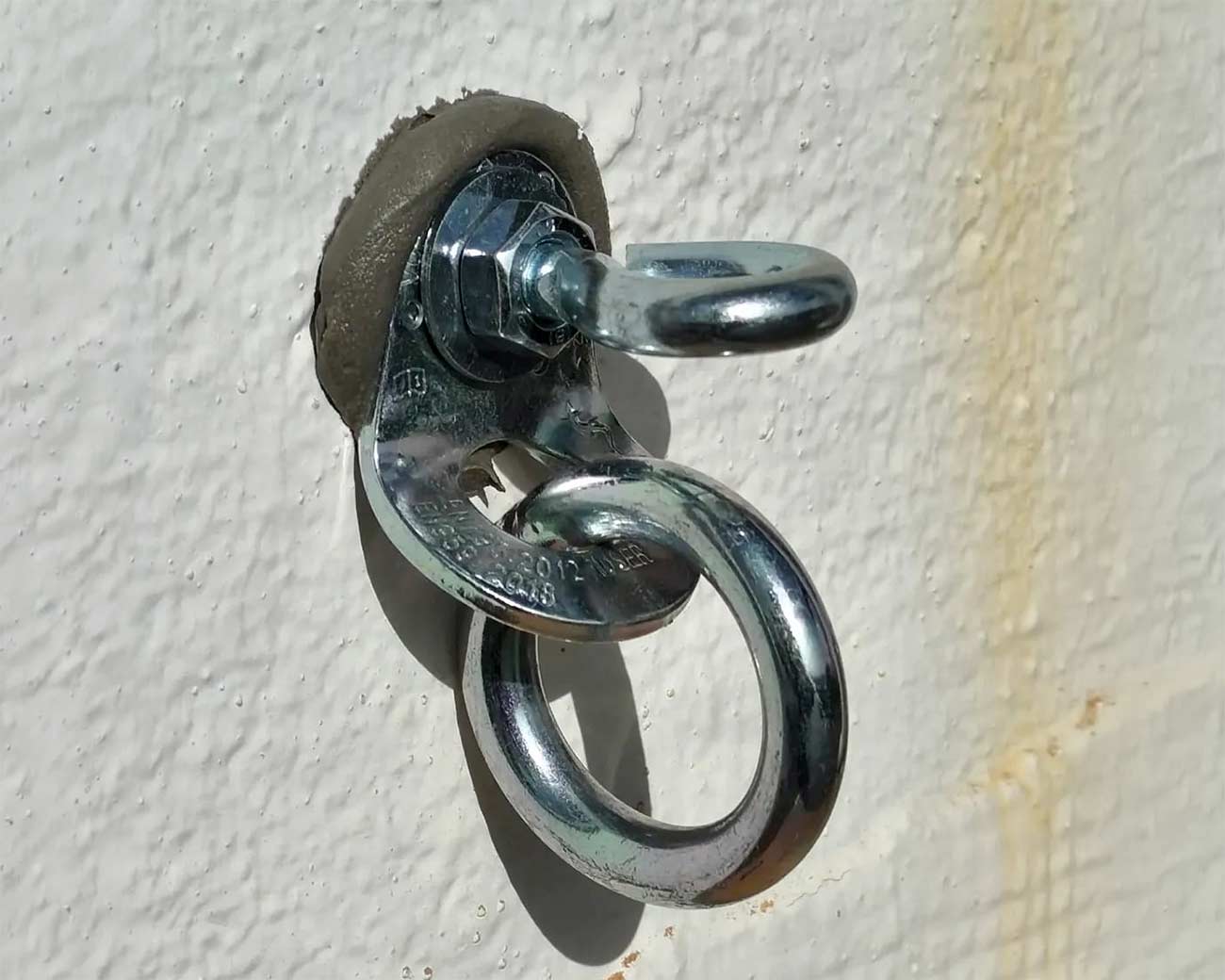 Detalle de punto de anclaje instalado en estructura